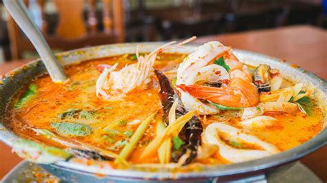 When coming to bangkok, you not only have a chance to go shopping with the amazingly cheap price but also visit a system of churches and temples if you are finding where to eat in bangkok? Tom Yum Goong in Bangkok | Travelvui