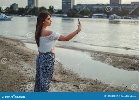 schönes mädchen das selfie auf dem strand nimmt stockbild bild von telefon foto 119036897