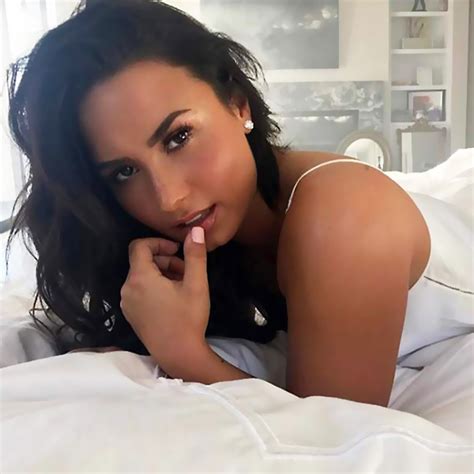 sexy demi lovato showed deep cleavage in bikini — private photos scandal planet