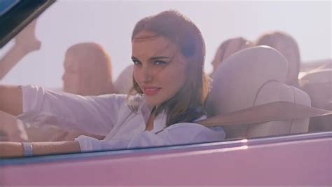 Pour Miss Dior Natalie Portman Et Sia Nous électrisent Madame Figaro