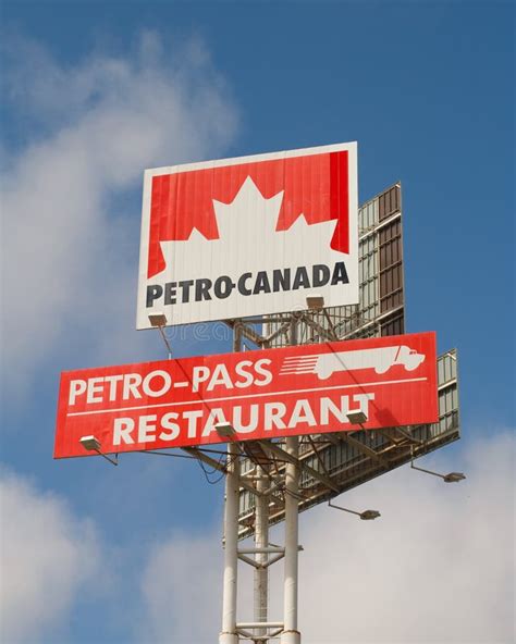 Petro Canada Sign Photographie éditorial Image Du Secteur 120978347