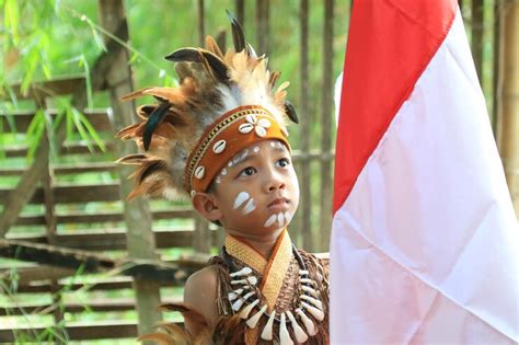 Asiatische Kinder Die Traditionelle Kleidung Von Papua Tragen Und