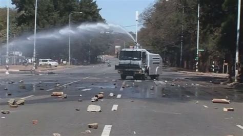 Anti Mugabe Protesters Clash With Police In Zimbabwe Youtube