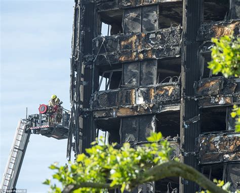 London Fire Theresa May Meets Grenfell Tower Victims Daily Mail Online