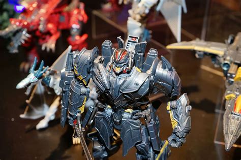 Cade yeager forms an alliance with bumblebee, an english lord. Toy Fair 2017 Transformers the Last Knight movie toys ...