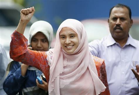 Malaysia Frees Anwar Ibrahims Daughter From Night Of Detention