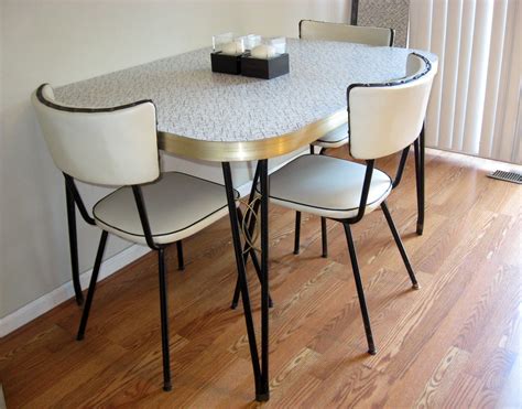 Metal kitchen table that fit your needs. Lovely Vintage Kitchen Tables for an Elegant Eating Area ...