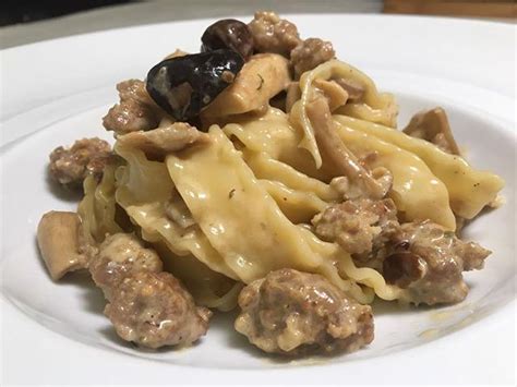 Inserire nel boccale la lama ultra blade , la salsiccia a pezzi e senza pelle: Reginette con Salsiccia, Funghi e Panna (alla Norcina ...