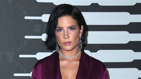 Halsey Endometriosis Surgeries Pregnant Star Shows Baby Bump