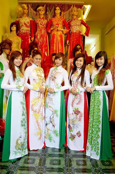 After this the bride will be serves as a princess and wear traditional wedding dress, the bride will only accompanied by female relatives or siblings or in the morning befor the wedding ceremony, the bride's family would invite the groom for tea ceremony. Vietnamese ao dai | Vietnamese traditional dress