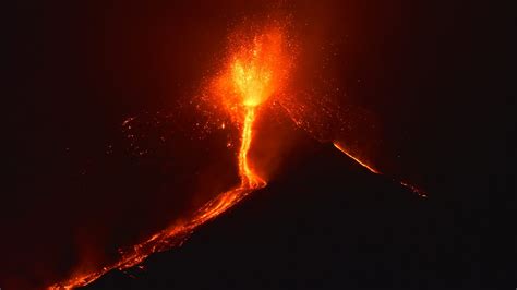 Vulkaan Etna Actief En Spuwt Lava En As Dit Zijn De Beelden Lindanl