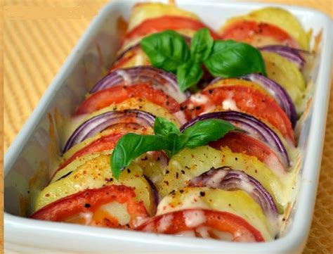 Adagiatevi il pesce e copritelo con le fettine di patate rimaste; ricetta teglia al forno di patate, pomodori, cipolle e ...