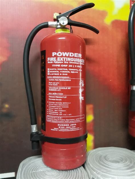 Alat pemadam api jenis aff foam (busa) merupakan alat pemadam api yang menggunakan bahan kimia yang dapat membentuk busa yang stabil dan didorong dengan karbon dioksida pada saat keluar dari tabung. Alat Pemadam Kebakaran Digunakan Dengan Cara - Berbagai Alat