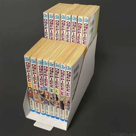 ダイソーのコミック文庫本ブックスタンドが本棚に段差でたっぷり収納できる Book stands Anime room