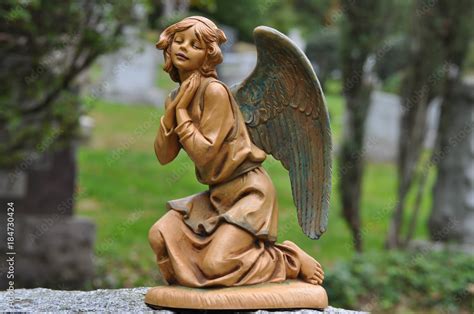 Female Angel Statue Kneeling And Praying With Spread Wings ภาพถ่ายสต็อก