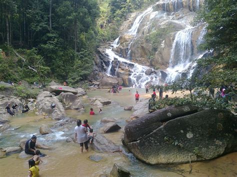 Dua air terjun yang letaknya berdampingan ini menyuguhkan sebuah simfoni alam yang amat spektakuler dan keindahan yang sukar diungkapkan. Orang senyap menulis...: Air Terjun Sungai Pandan ...