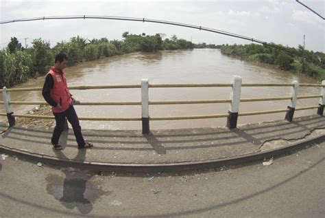 Volume Sungai Citarum Meningkat Karawang Siaga Banjir Republika Online
