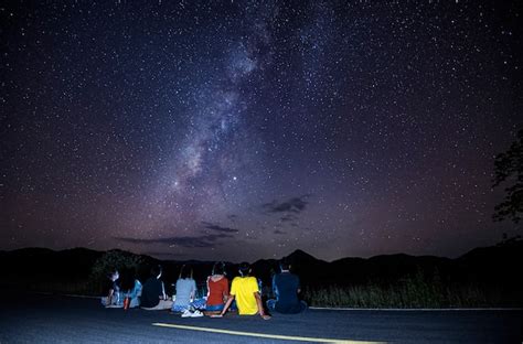 Premium Photo Milky Way Galaxy With The Tourist People Sitting On The