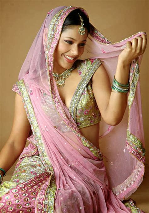 Newly Married Rajasthani Bhabhi Neekita Hot Saree Removing To Show Deep