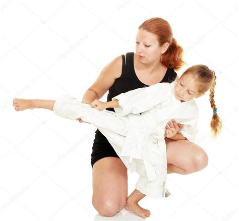 Mamá Enseña Hija Vestida Con Una Patada De Kimono Karate 2023