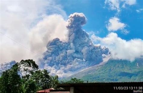 Volcano In Indonesia Erupts Creating A Cloud Of Ash 3 Km High