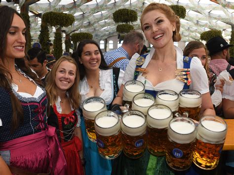 Volksfeststimmung Und Bier Oktoberfest Hat Begonnen Deutschland Vol At