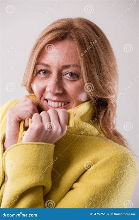 Portret Van De Blonde Het Rijpe Gelukkige Vrouw Stock Foto Image Of