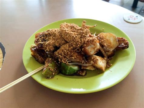 And for good reasons because the rojak served here really does yes, you heard me right, bee hoon and spinach in rojak. best rojak singapore shengfang (2)