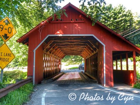 Red Covered Bridge In Vermont Cobertas