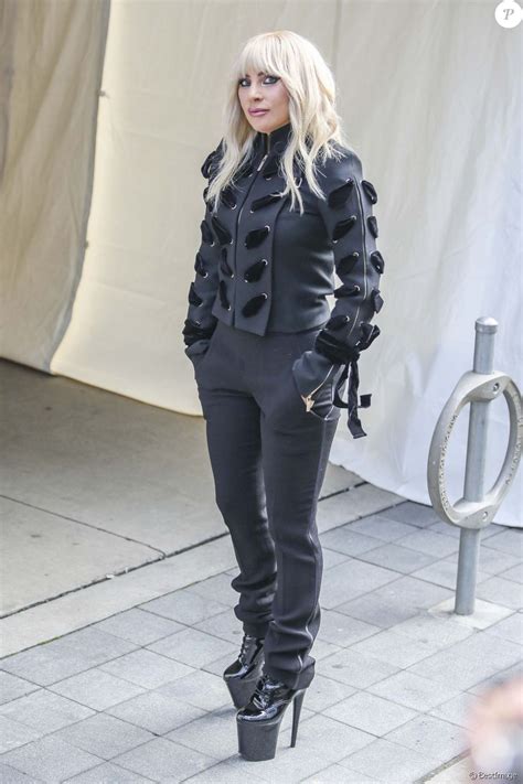 Lady Gaga arrive à une conférence de presse au TIFF ...