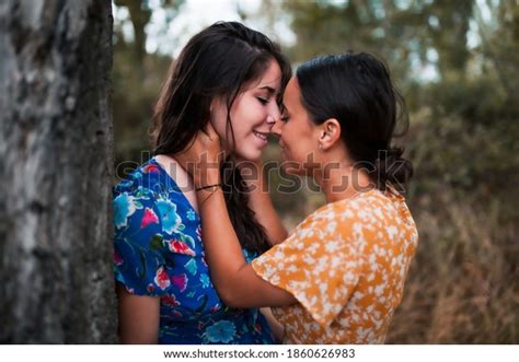 Zwei junge Lesben küssen sich im Stockfoto Shutterstock