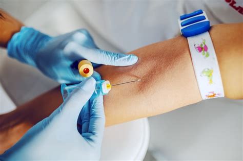 Asistente De Laboratorio Con Guantes De Goma Estériles Tomando Una