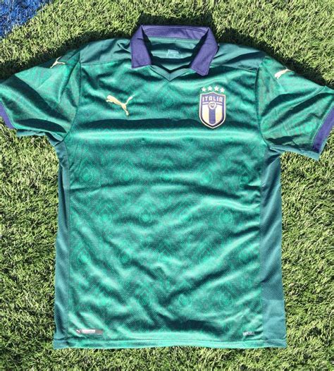 Avec ce maillot pour femme inspiré de la renaissance de la squadra azzurra, nous présentons un style classique indéniable pour l'équipe nationale de foot des plus classiques. Le nouveau Maillot de l'Italie 2020 inspiré de la Renaissance | Foot Inside