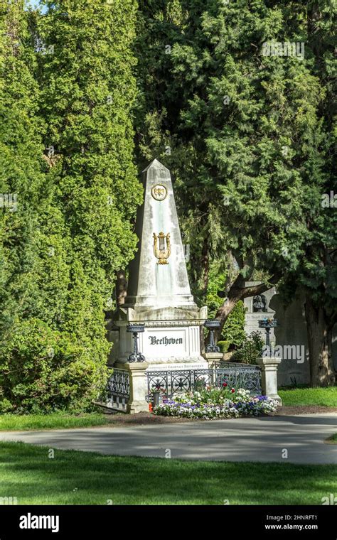 Blick Auf Den Wiener Zentralfriedhof Und Das Grab Von Ludwig Van