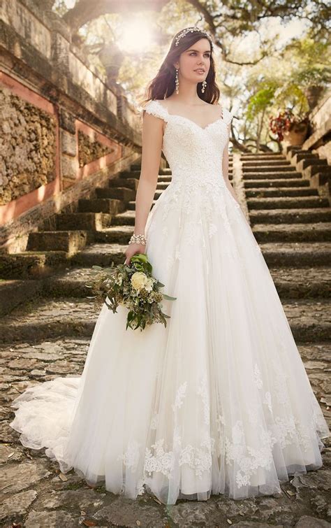 May 28, 2021 · grande trug ein eng anliegendes, weißes hochzeitskleid von modeschöpferin vera wang, dalton einen schwarzen anzug von tom ford. Brautkleid aus Spitze mit Cap-Ärmeln | Kleider hochzeit ...