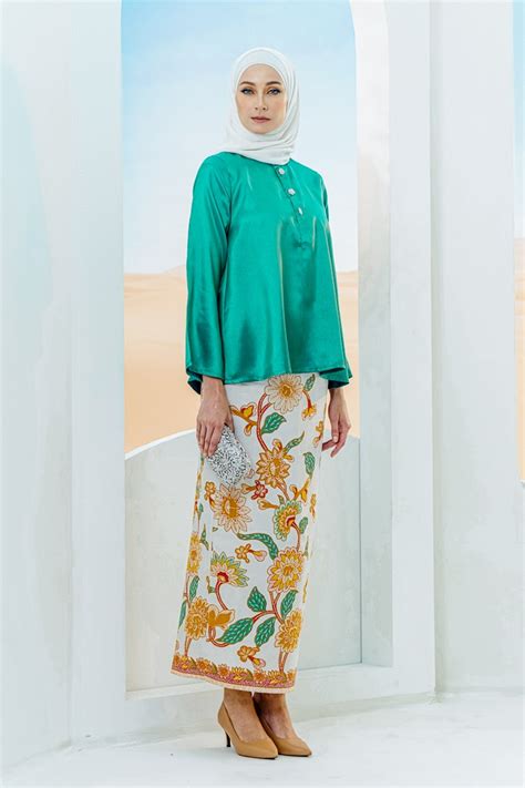 Contoh Baju Kurung Moden Batik Beautiful Female Model Wearing Batik