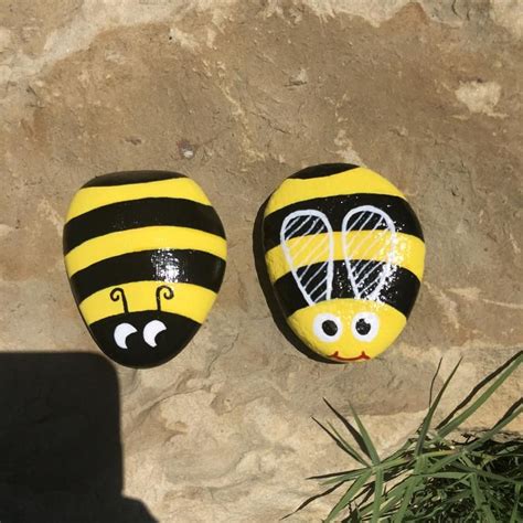 Charming Bumble Bee Painted Rocks In 2020 Painted Rocks Diy Painted