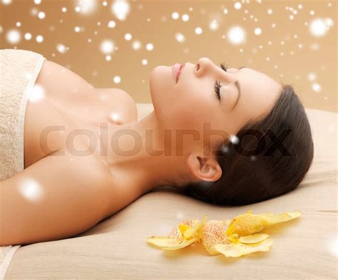 Kvinde I Spa Salon Liggende På Massage Skrivebordet Stock Foto Colourbox