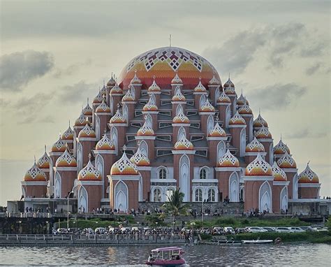 Masjid 99 Kubah Digunakan Tampung 2000 Jemaah Saat Ramadan Harian Fajar