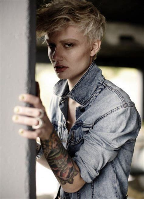 Pioneered by celebrities like miley cyrus, this style attracts many who want to make a androgyny is a newly popularized term that can attract interest and confusion for others. Pin by Mik Zyn on Alluring Androgynous Beauty | Short hair ...