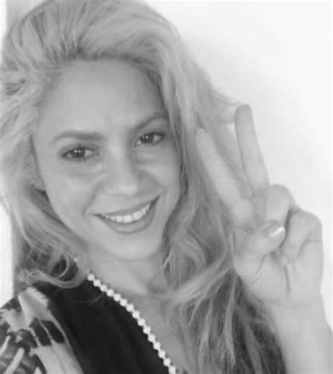 Shakira 2016 Selfie
