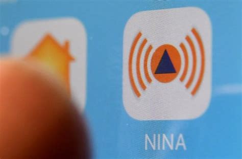 Ein polizeifahrzeug blinkt noch mit blaulicht, nachdem es in einer überschwemmten unterführung liegen geblieben ist. Katastrophenfälle: Land startet Warn-App „Nina" - Stuttgart - Stuttgarter Nachrichten