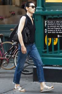 The Good Wifes Julianna Margulies Shows Off Her Slender Figure On Nyc