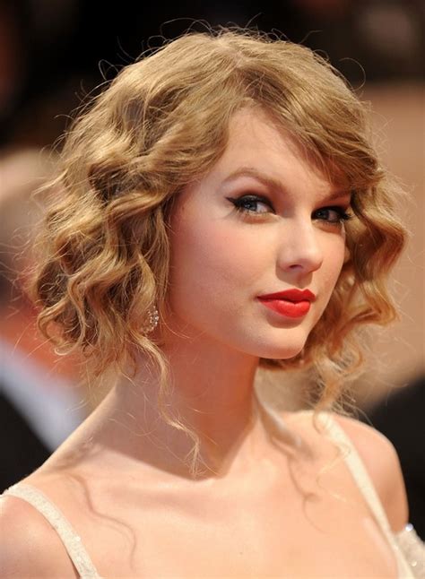 Taylor Swift Faux Bob Chic Blonde Short Curly Bob Hairstyle With