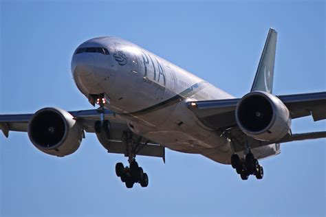 AP-BGY: Pakistan International Airlines Boeing 777-200LR (Worldliner)