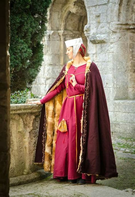 Awesome French Lady From The Xiii Th Century Medieval Fashion