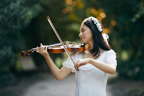 석양 의 잔 조 속 에서 바이올린 을 연주 하 는 소녀 사진 무료 다운로드 Lovepik