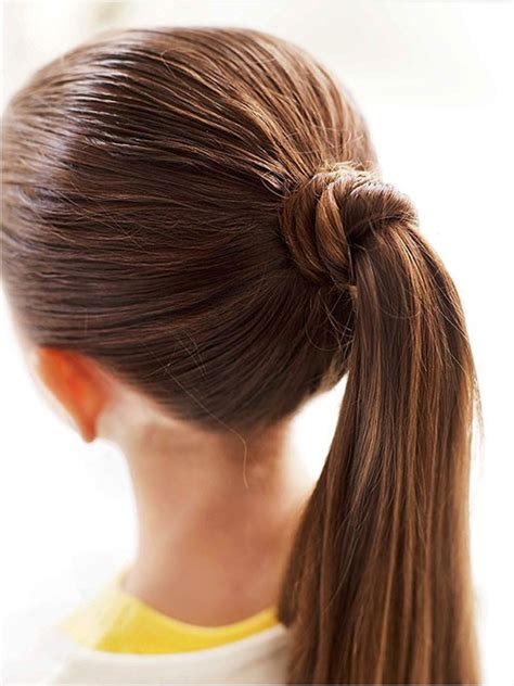 Short strands of hair in front of the ears are pulled out to create faux sideburns. 15 تسريحة يومية للبنوتات | حواء