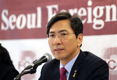 Liberal Presidential Hopeful Says Korea Should Reduce Defense