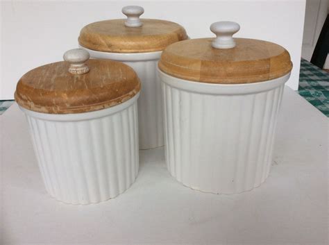 Stylish Vintage French Style White Ceramic Canister Set With Wooden
